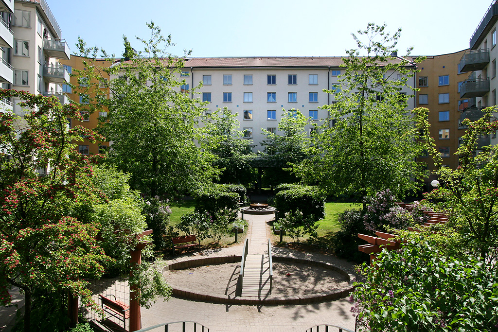 Grönskande innergård